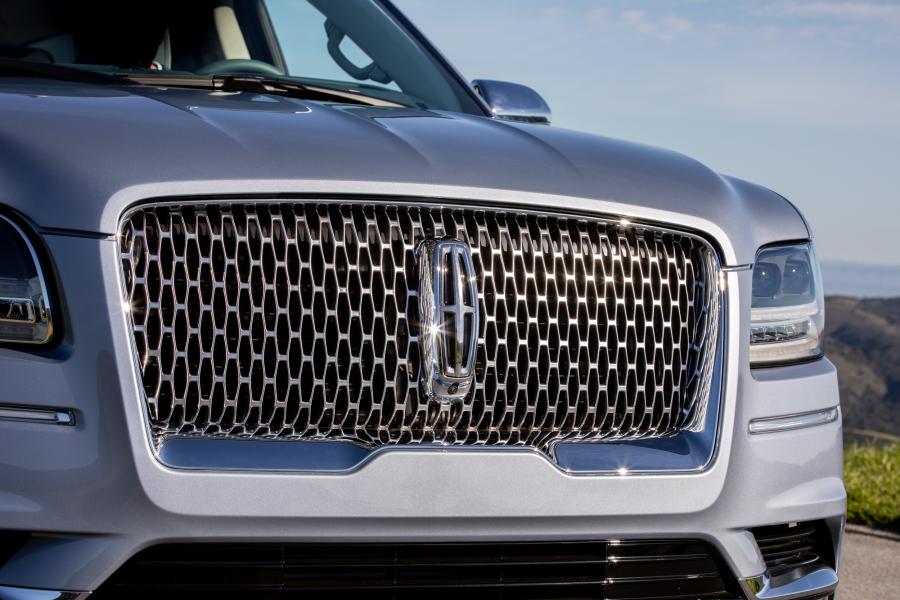 Логотип Lincoln Navigator Black Label 2017 года  (фото 32 из 52)